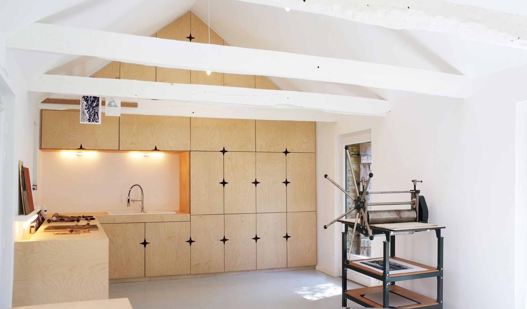 AN OLD BRETON BARN CONVERTED INTO AN ARTIST STUDIO, Modal Architecture Modal Architecture Modern kitchen