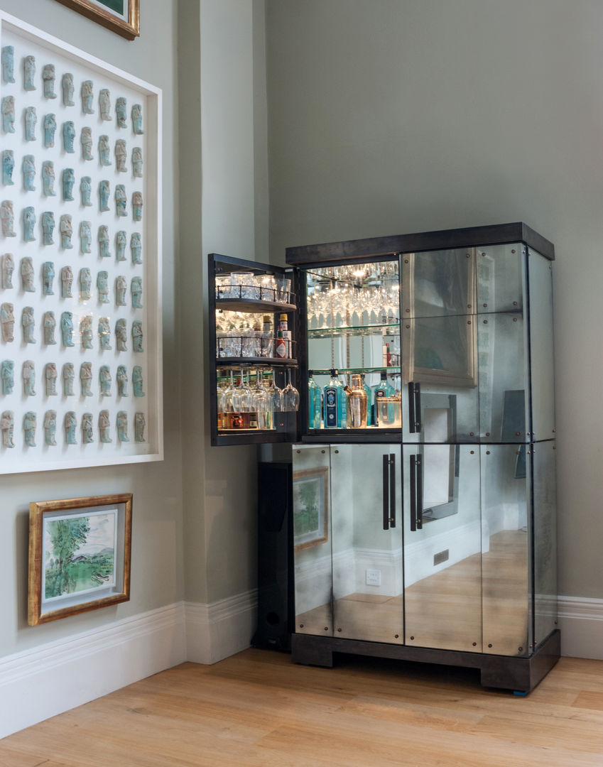 Cocktail Cabinet with Antiqued Mirror Glass Rupert Bevan Ltd Столовая комната в эклектичном стиле Полки для вина