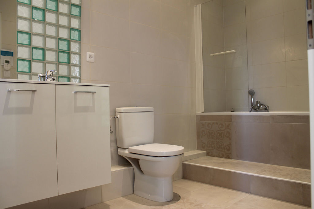 Appartement locatif T6 à Strasbourg, Agence ADI-HOME Agence ADI-HOME Modern bathroom