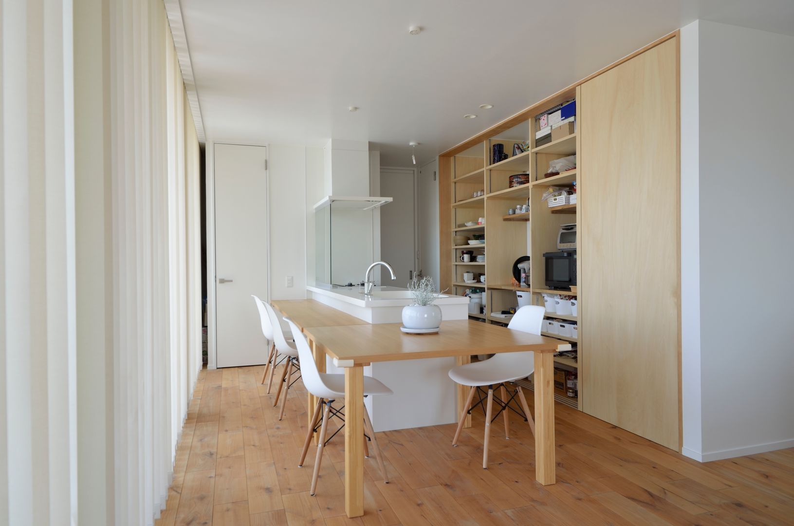 Sunset House, 富田健太郎建築設計事務所 富田健太郎建築設計事務所 Minimalist kitchen Wood Wood effect