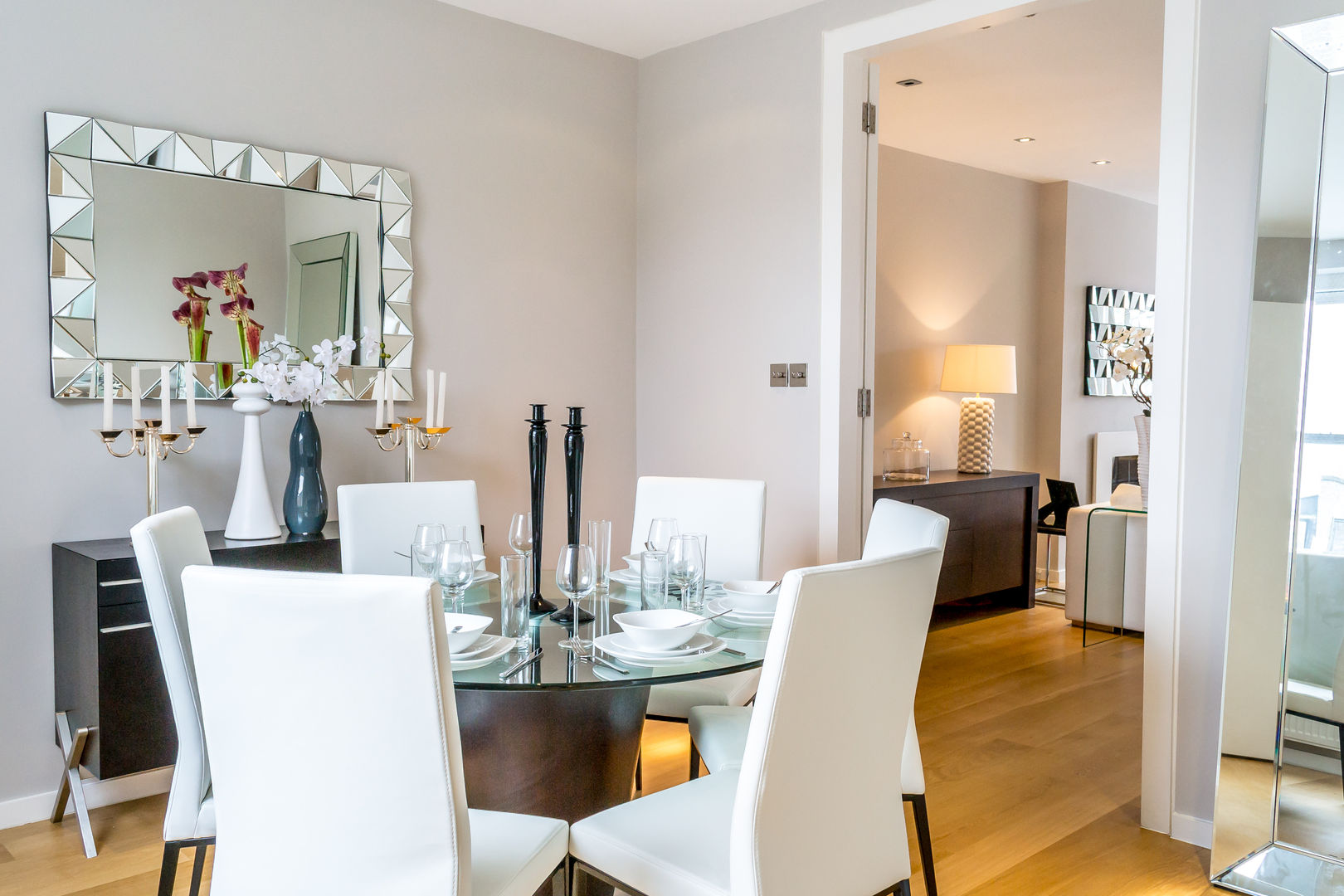 Round dining table store in rectangular room