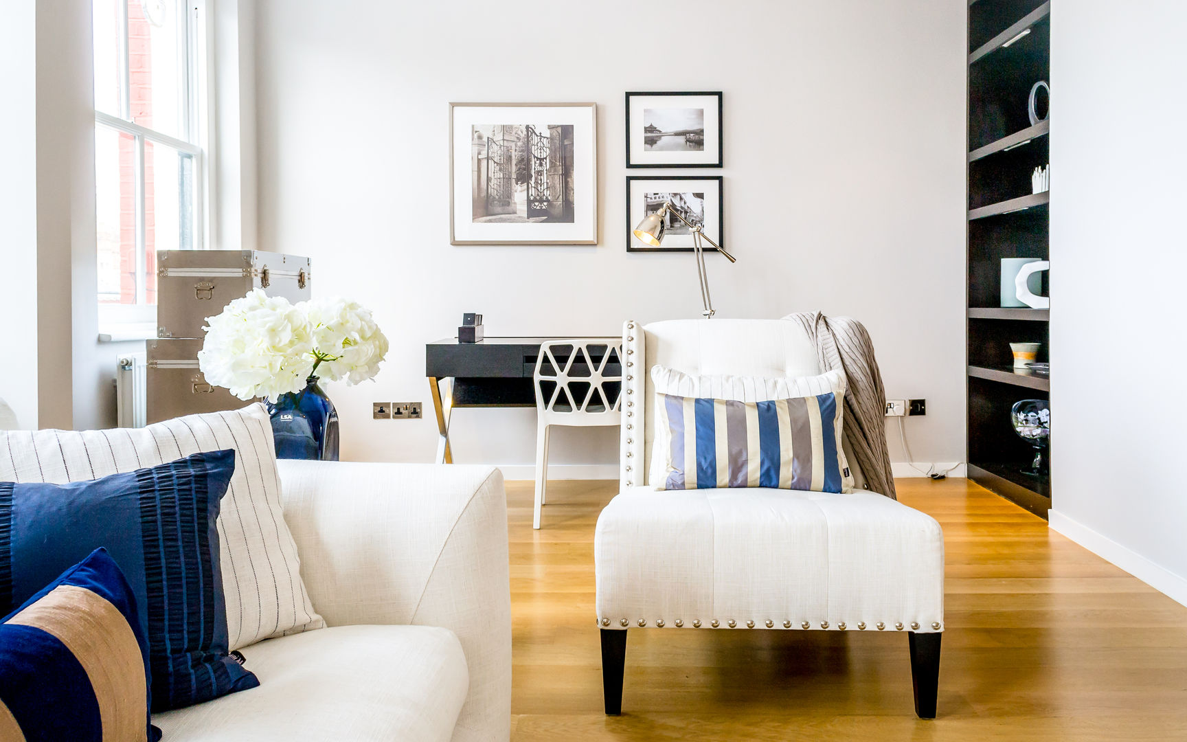 Living / Study area In:Style Direct Phòng khách phong cách tối giản