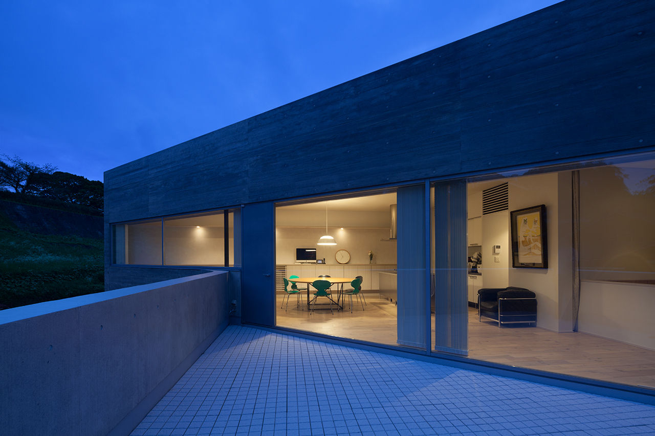 京町の家, TASS建築研究所 TASS建築研究所 Balcones y terrazas modernos