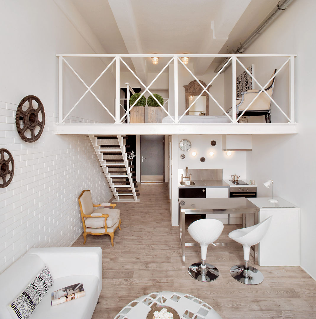 Biały loft, justyna smolec architektura & design justyna smolec architektura & design Ingresso, Corridoio & Scale in stile moderno