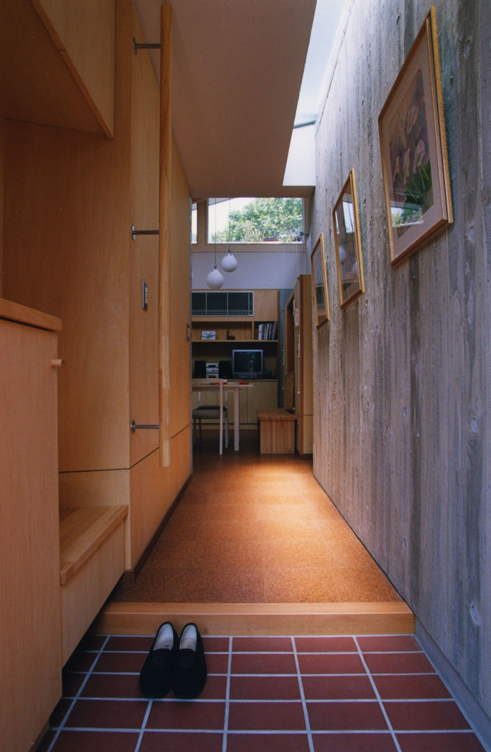 田浦の家, 小川真樹建築綜合計画 小川真樹建築綜合計画 Eclectic style corridor, hallway & stairs