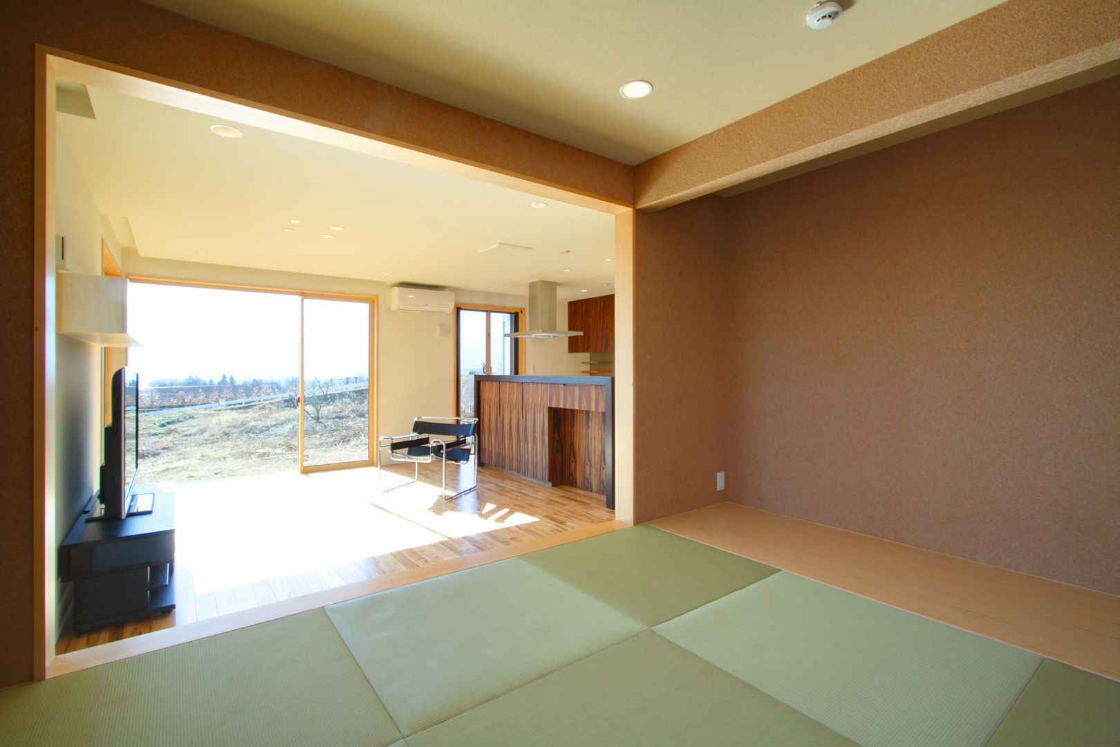 小淵沢の住宅, office.neno1365 office.neno1365 Salas de entretenimiento Fibra natural Beige