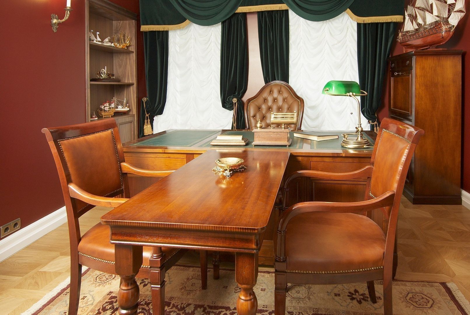 Офис в старинном московском особняке, Irina Tatarnikova Irina Tatarnikova Рабочий кабинет в классическом стиле Письменные столы