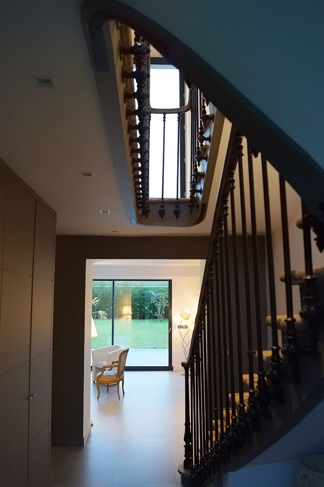 Maison de Ville Croissy sur Seine Yvelines, B by Lulea B by Lulea Classic style corridor, hallway and stairs