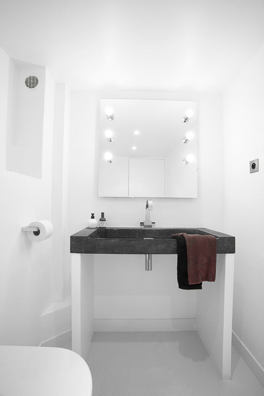 Aménagement épuré d’un loft à Paris, Intérieurités /catherine vernet Intérieurités /catherine vernet Minimalist style bathroom Sinks