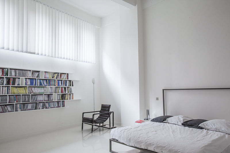 Aménagement épuré d’un loft à Paris, Intérieurités /catherine vernet Intérieurités /catherine vernet Quartos minimalistas Camas e cabeceiras