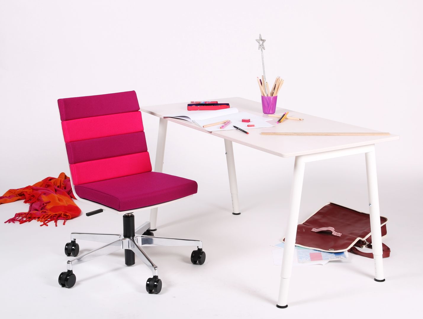 homify Kamar Bayi/Anak Modern Desks & chairs
