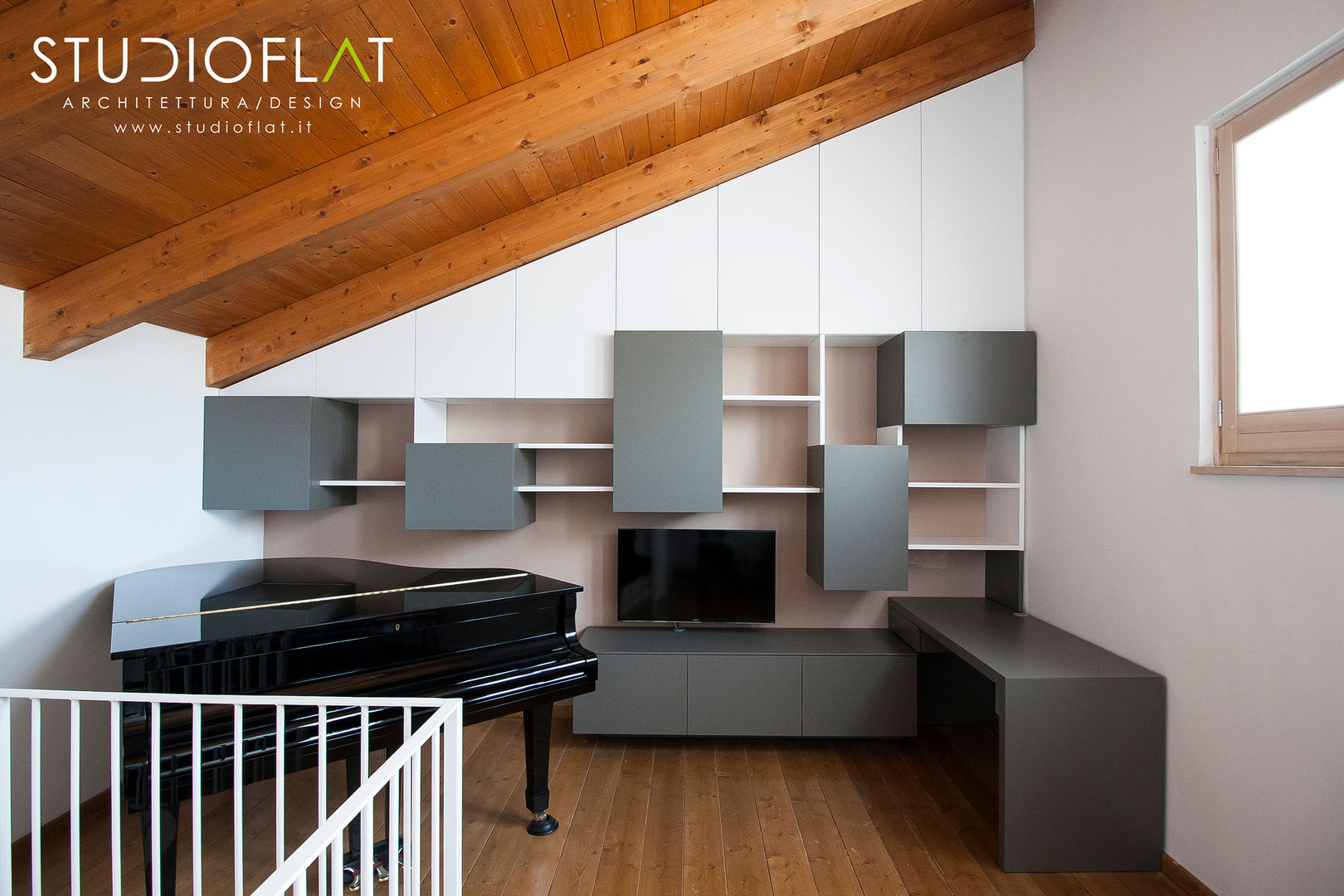 Libreria D - realizzato, STUDIOFLAT STUDIOFLAT Modern living room TV stands & cabinets