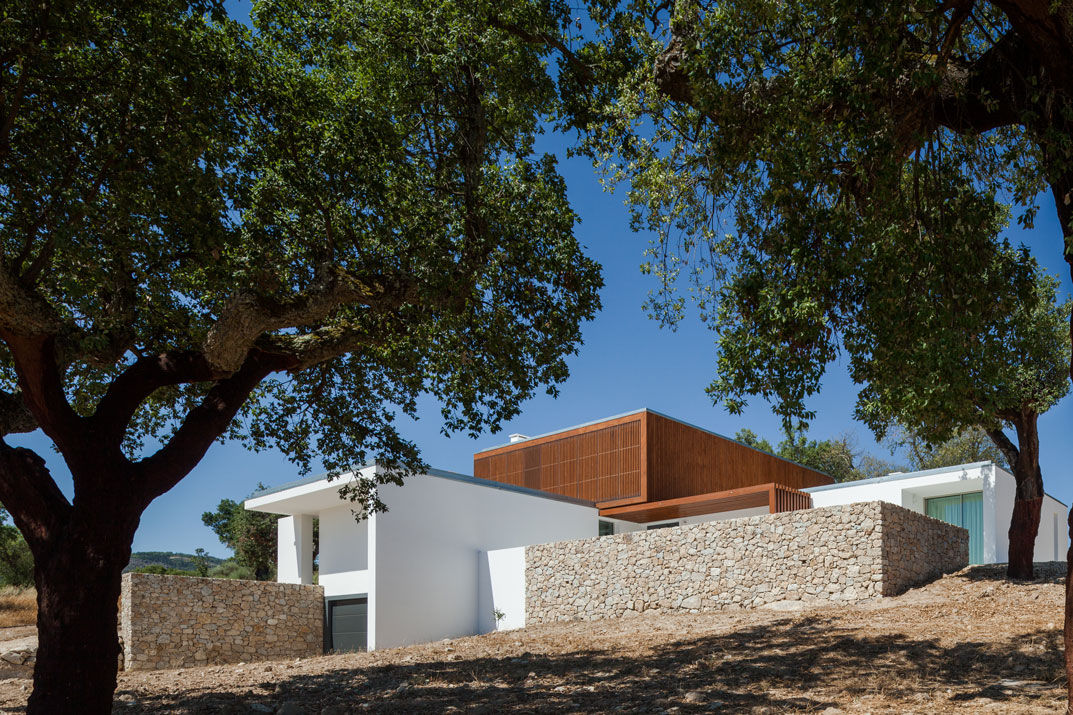 QUINTA DOS POMBAIS HOUSE, OPERA I DESIGN MATTERS OPERA I DESIGN MATTERS Modern Evler Taş