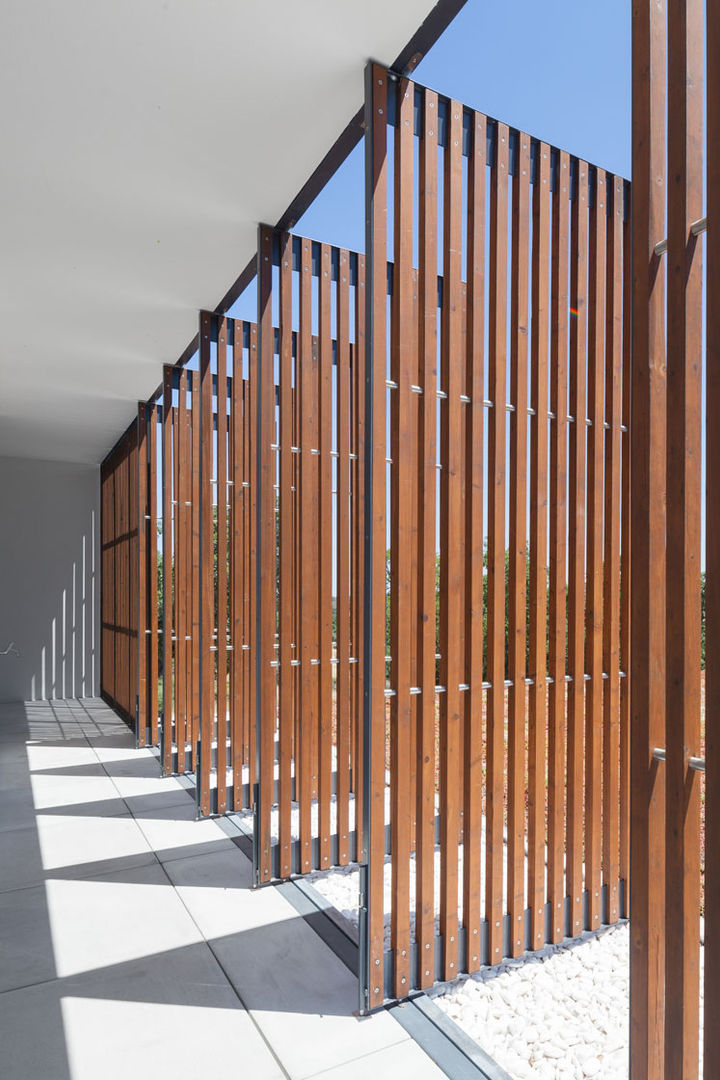 QUINTA DOS POMBAIS HOUSE, OPERA I DESIGN MATTERS OPERA I DESIGN MATTERS Terrace لکڑی Wood effect