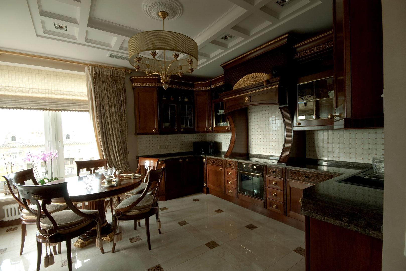 Triumph-flat, ORT-interiors ORT-interiors クラシックデザインの キッチン