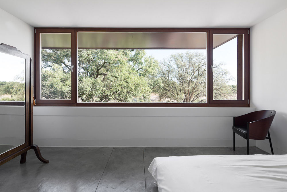 Three Courtyards House, Miguel Marcelino, Arq. Lda. Miguel Marcelino, Arq. Lda. 모던스타일 침실