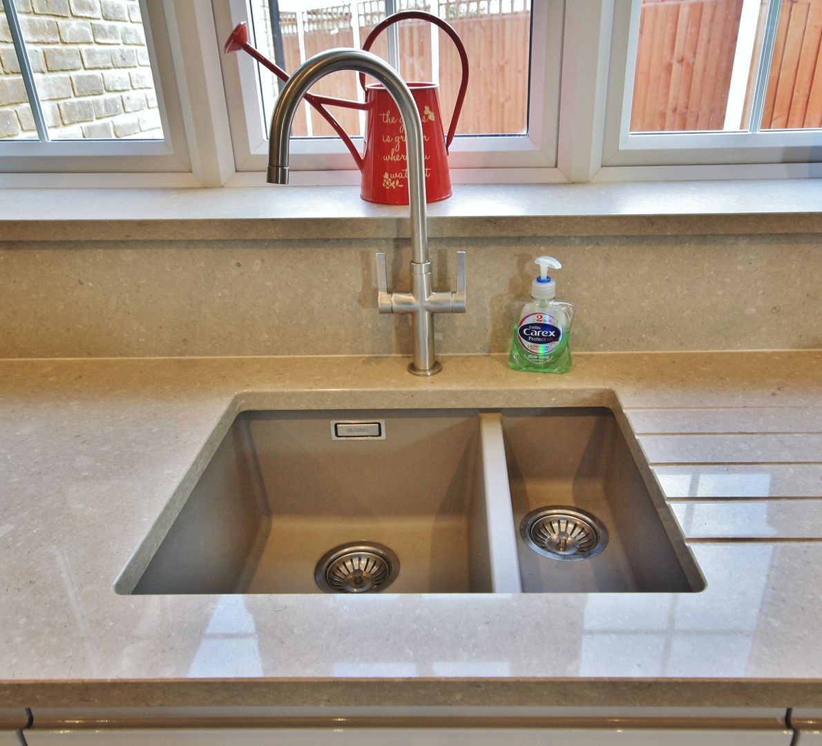 Ceramic sink blending well with the Quartz worktop Kitchencraft مطبخ