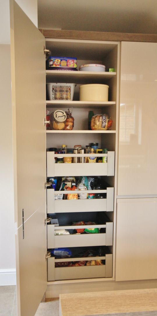 Storage drawers which pull straight out so you can reach it all Kitchencraft Moderne Küchen