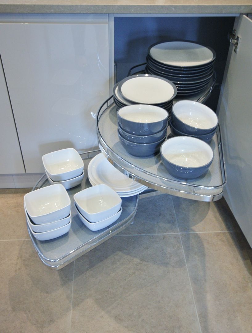 Corner space storage ideas to easily reach everything Kitchencraft モダンな キッチン