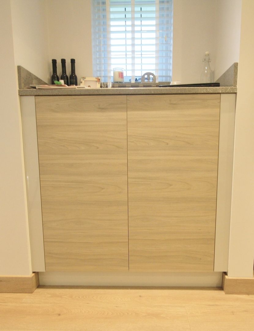 Elm cupboard with Silestone worktop used to store glasses Kitchencraft Modern Mutfak