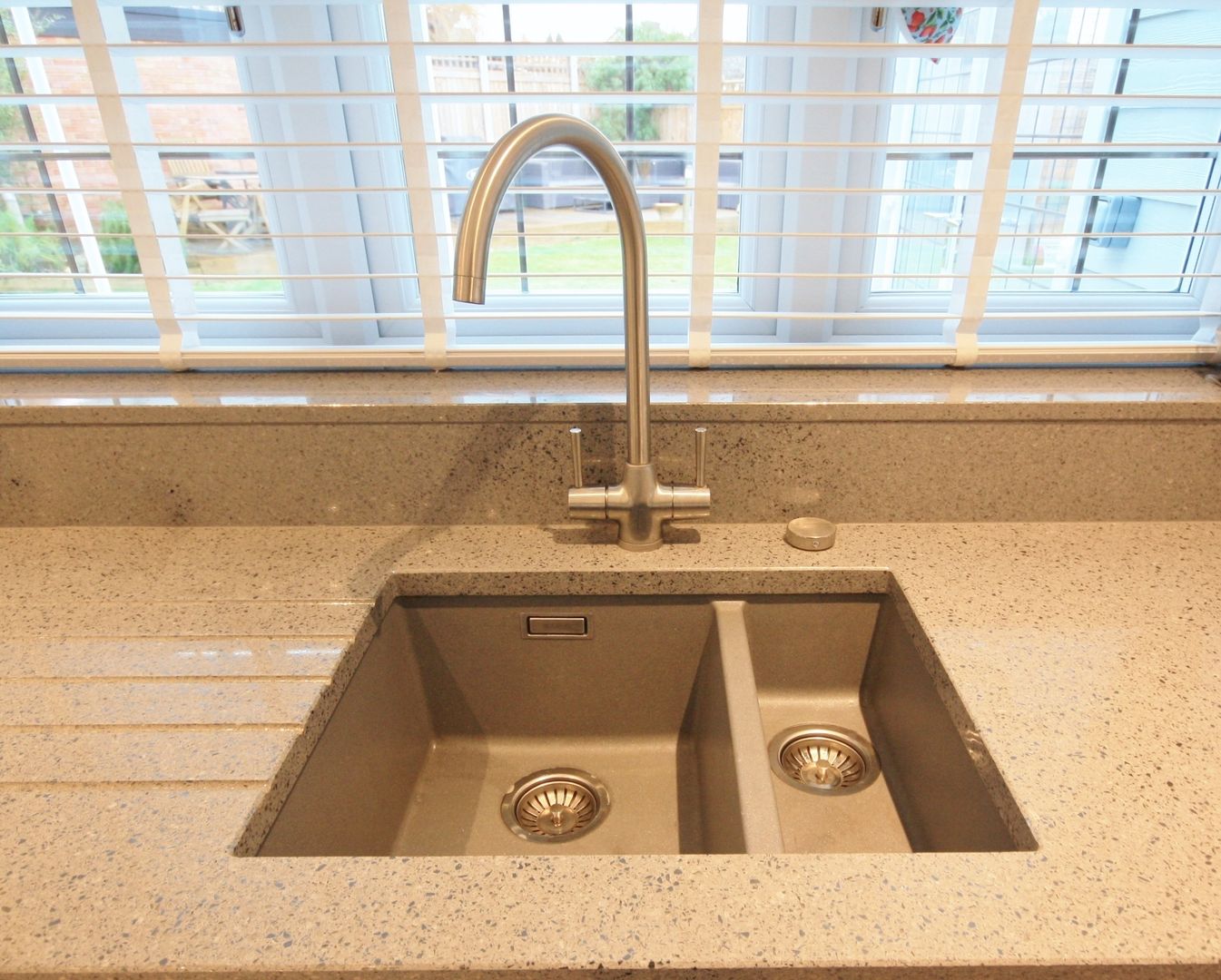 Silestone Chrome worktop and a Ceramic sink Kitchencraft モダンな キッチン