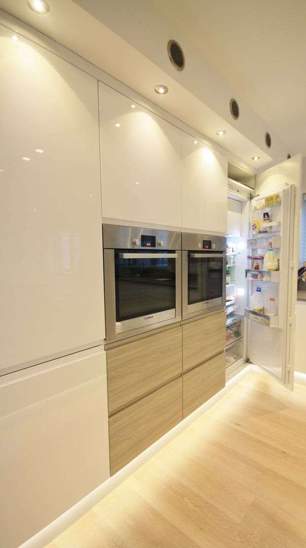 Large fridge located in bank of towers next to the ovens. Kitchencraft Cozinhas modernas