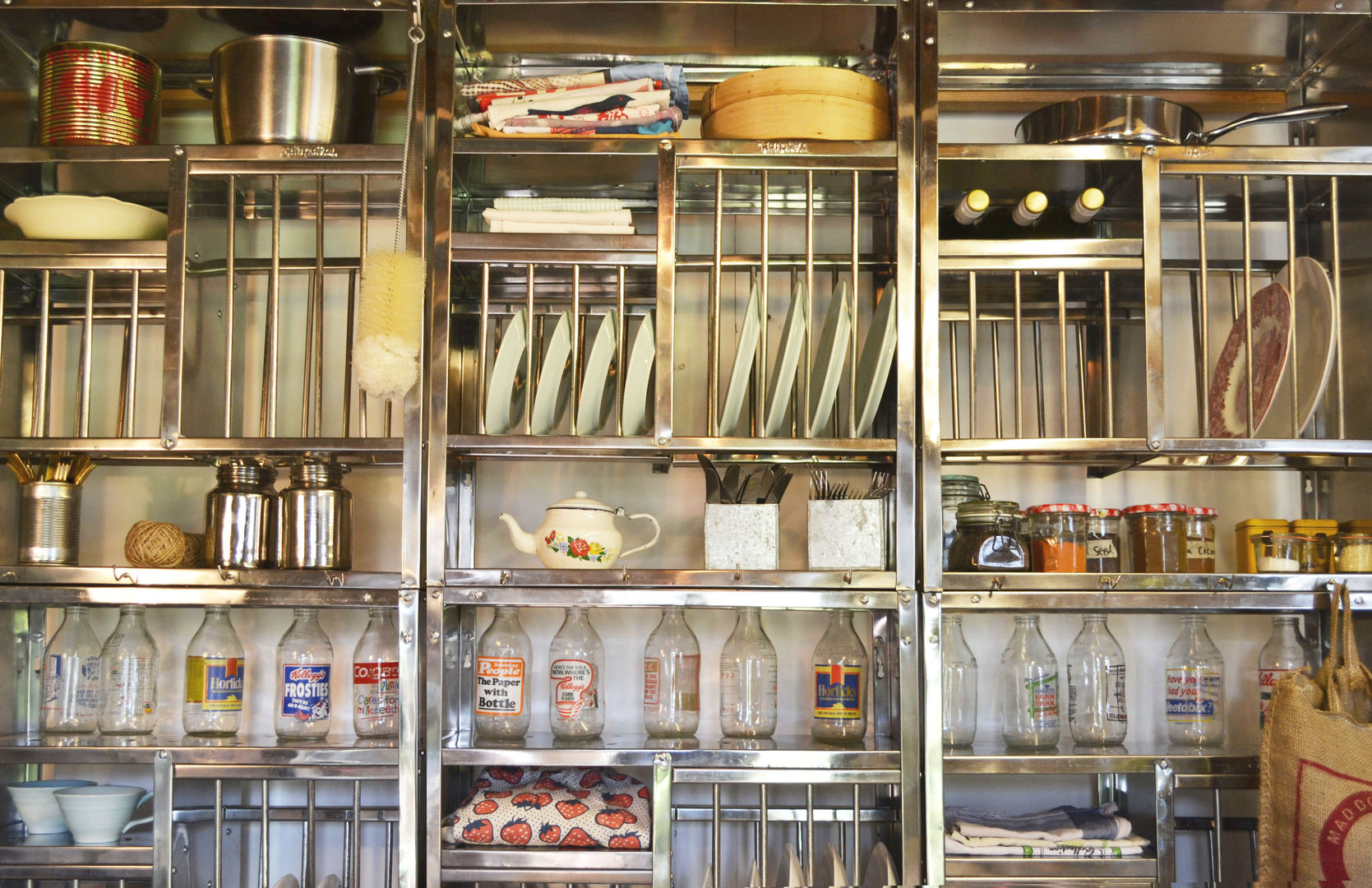 Stainless steel plate racks, The Plate Rack The Plate Rack Cucina in stile industriale Armadietti & Scaffali