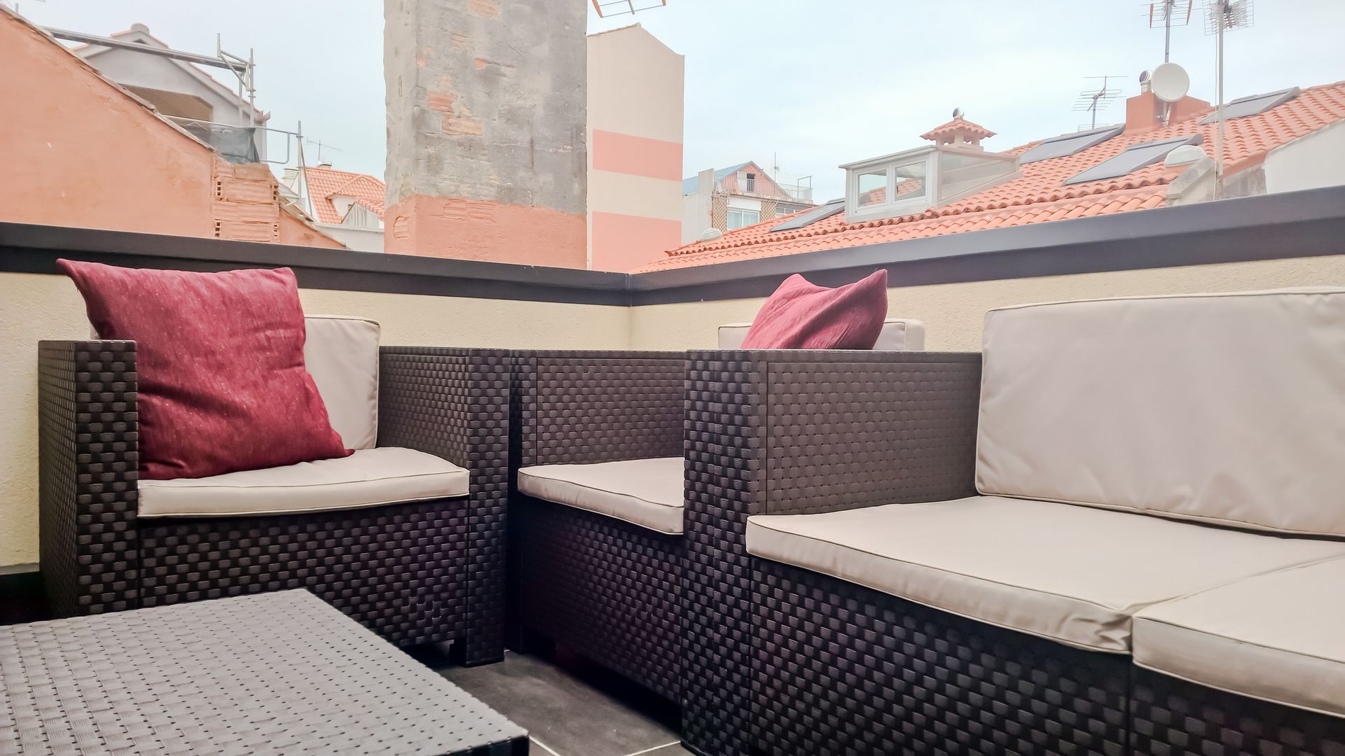 Rehabilitación de vivienda unifamiliar en c/Valentín Losada Cangas, KM Arquitectos KM Arquitectos Minimalist balcony, veranda & terrace