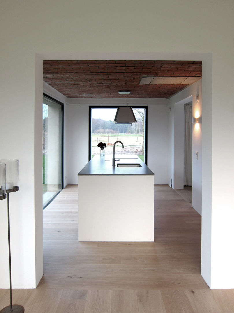 Van oud maak nieuw: Tibbensteeg Hoonhorst, Tim Versteegh Architect Tim Versteegh Architect Minimalist kitchen