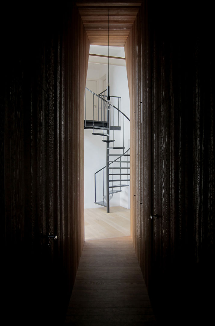 Van oud maak nieuw: Tibbensteeg Hoonhorst, Tim Versteegh Architect Tim Versteegh Architect Minimalist corridor, hallway & stairs