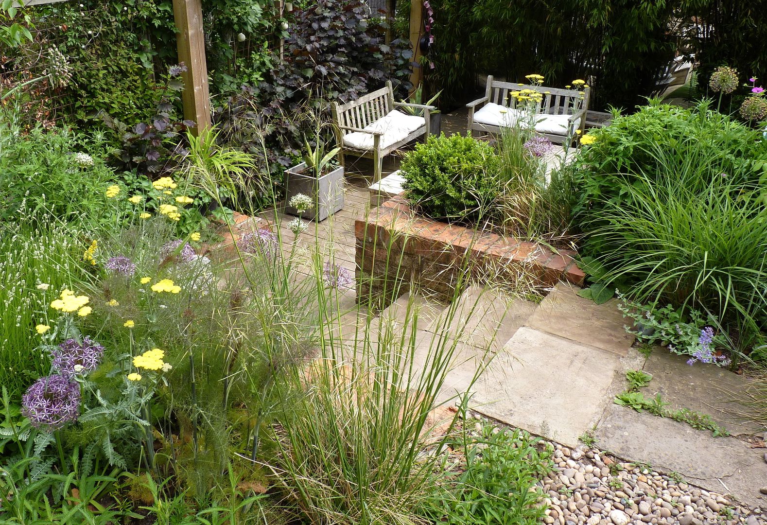 Bristol city garden in May Karena Batstone Design Jardines modernos