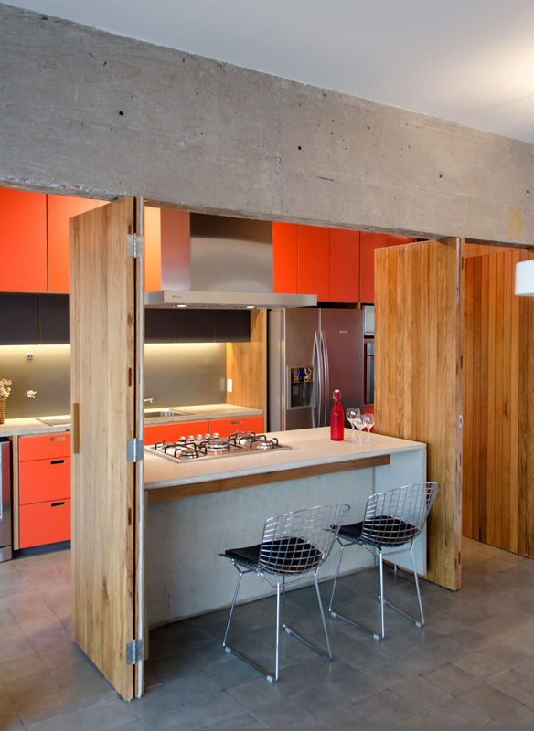 Apartamento em Perdizes, Vereda Arquitetos Vereda Arquitetos 小さなキッチン 木 木目調