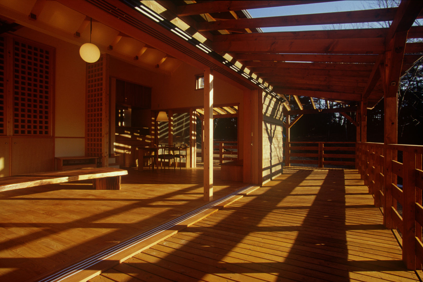 御嵩の家, 風建築工房 風建築工房 Scandinavian style balcony, veranda & terrace