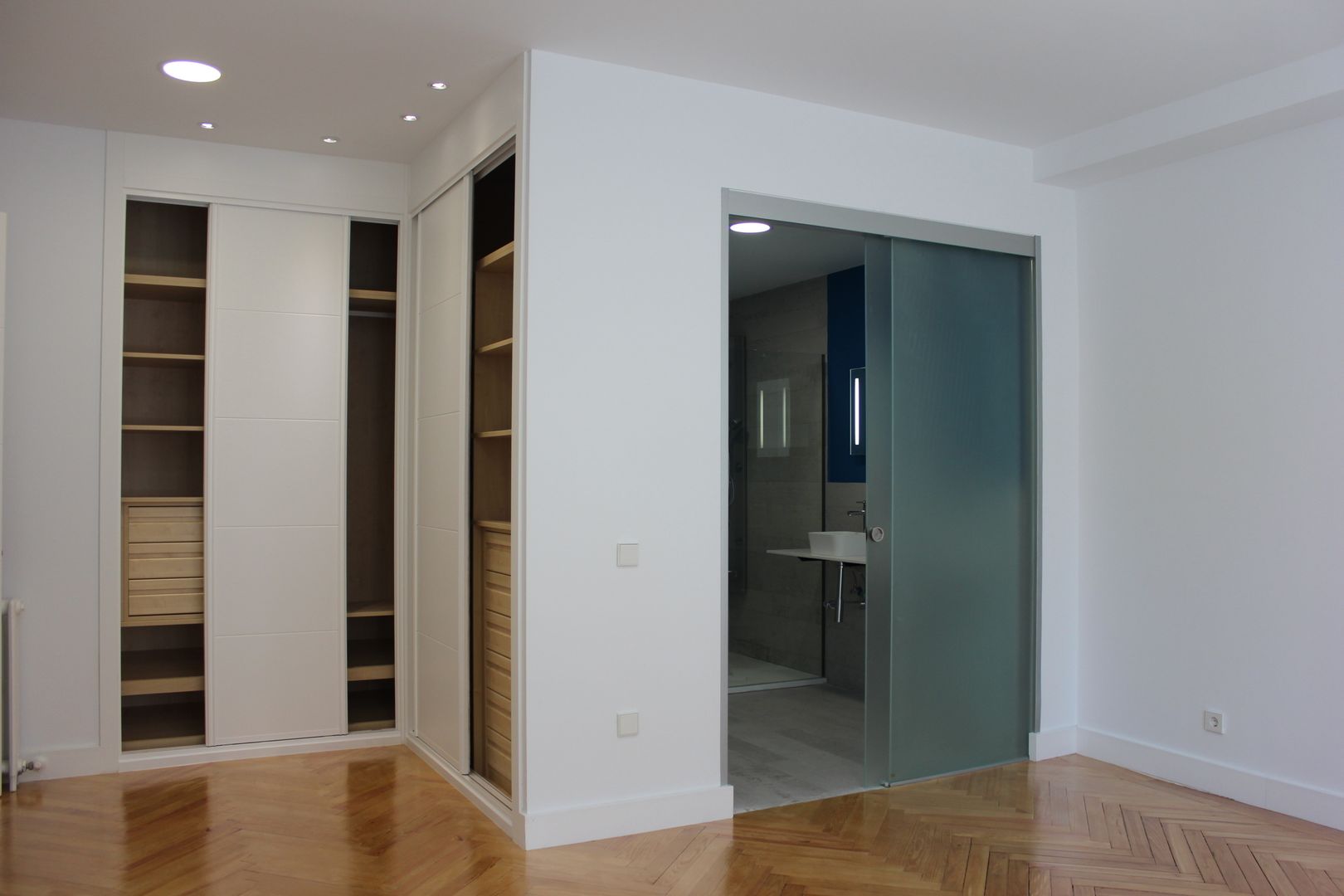 Vivienda en Madrid barrio de Salamanca, CASTSHINE CASTSHINE Kamar Bayi/Anak Minimalis Wardrobes & closets