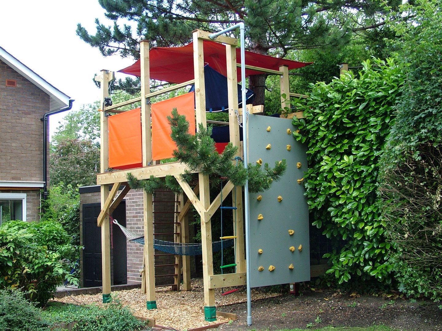 Tree house, TreeSaurus TreeSaurus Jardins modernos