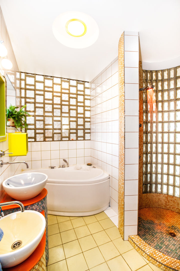 homify Eclectic style bathroom Bathtubs & showers