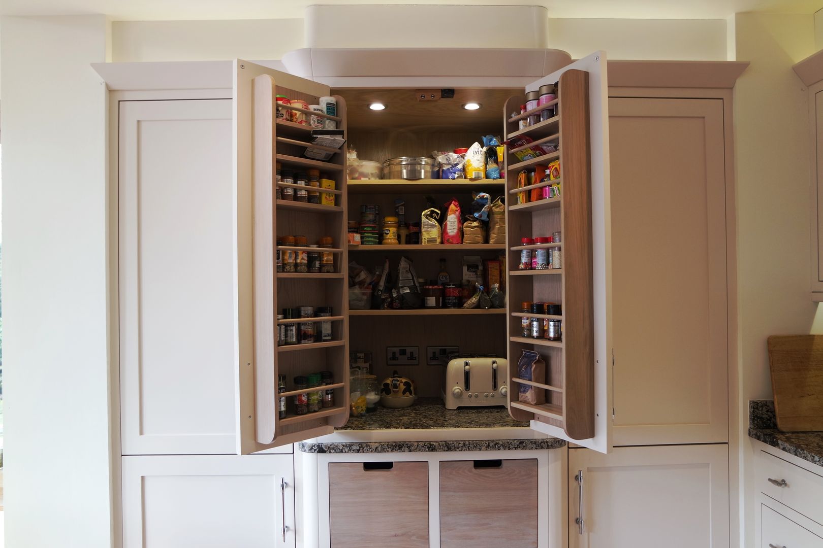 despensa a medida entre pilares  Pantry design, Built in pantry, Kitchen  pantry design