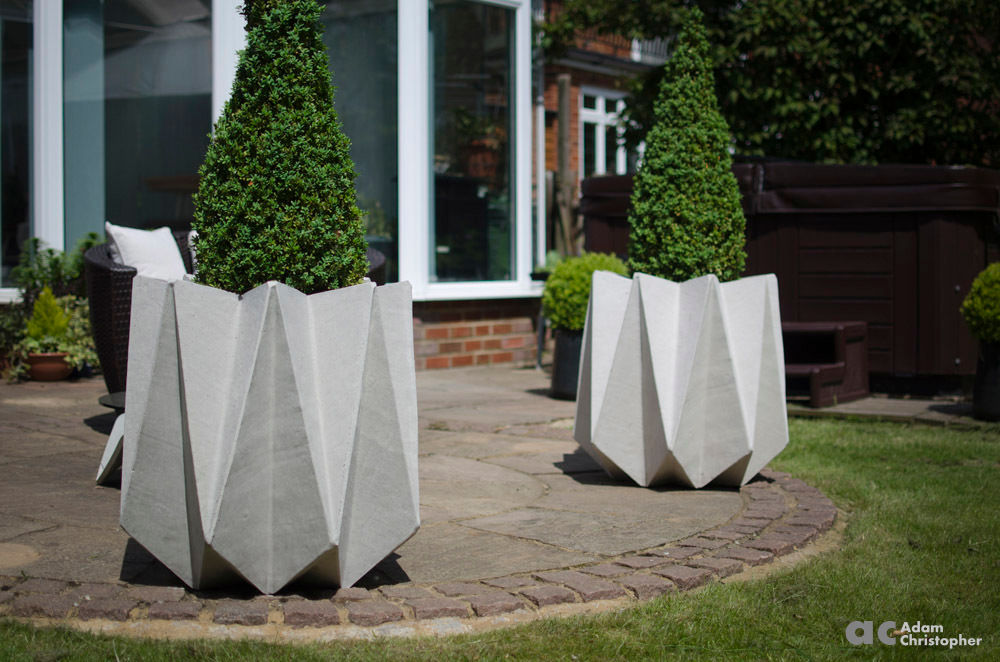 Kronen 65 Flower Pot in Warm Grey Concrete Adam Christopher Design Jardines de estilo escandinavo Concreto Jarrones y macetas