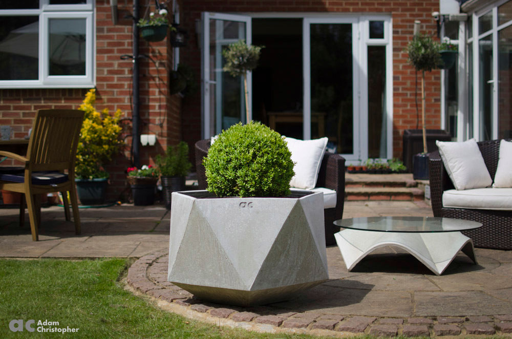 Femkant Planter In Warm Grey Concrete Adam Christopher Design Jardines de estilo escandinavo Concreto Jarrones y macetas