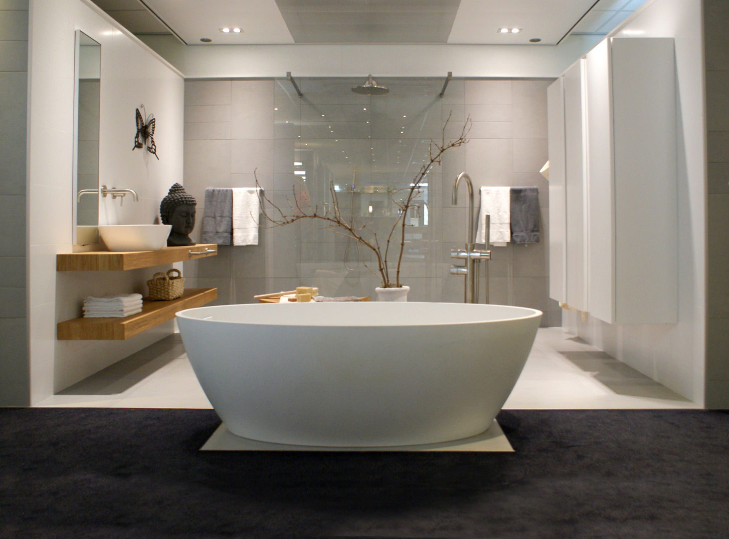 AM Badkamers - showroom, AM Badkamers AM Badkamers 現代浴室設計點子、靈感&圖片 浴缸與淋浴設備