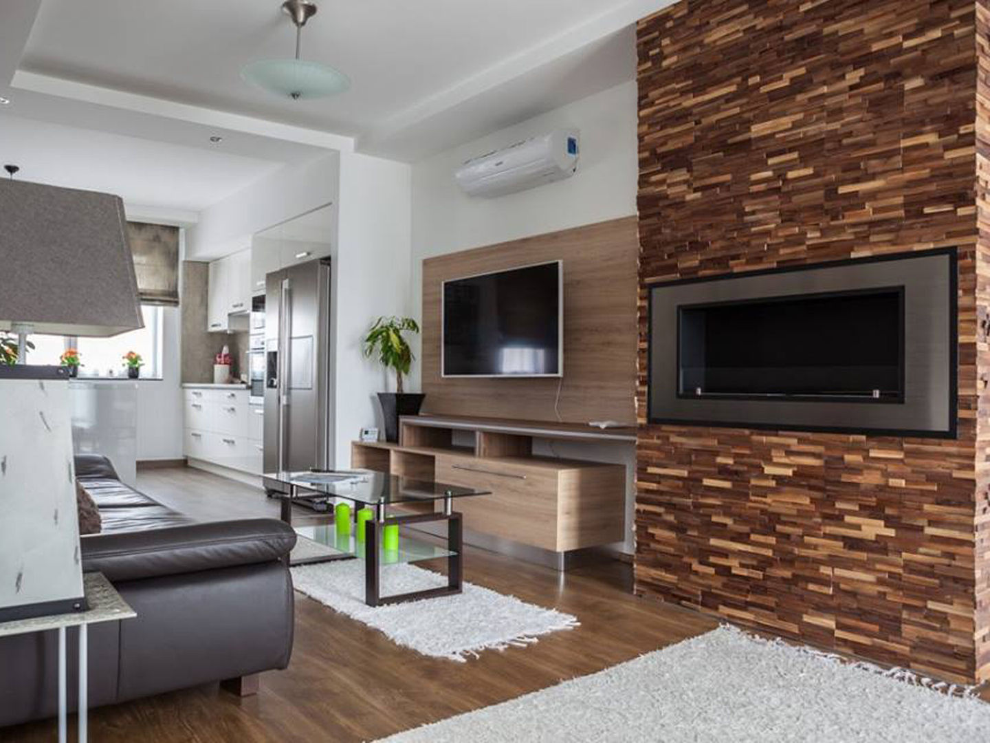 Wallure - Residential property in Hungary (July 2014) homify Tường & sàn phong cách hiện đại