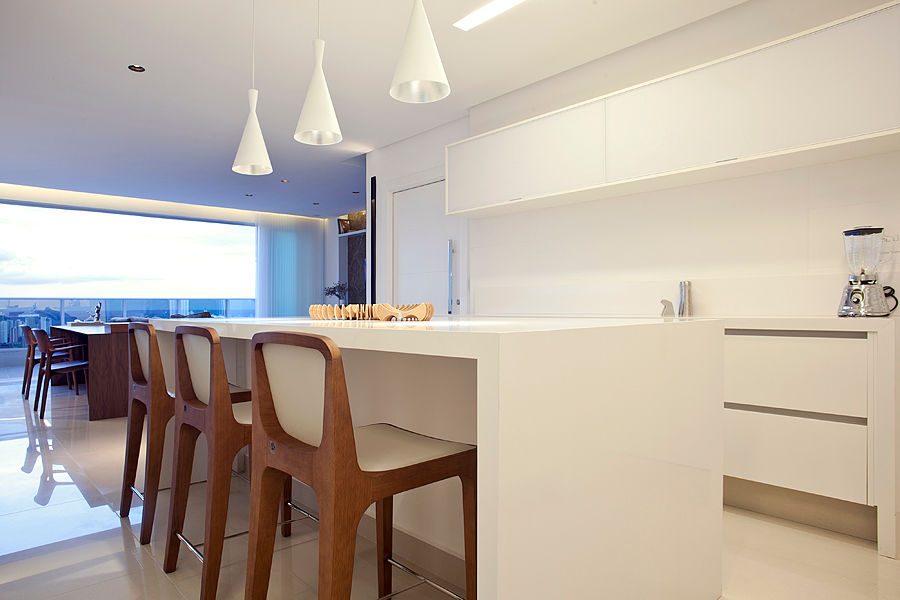 Minimalist white kitchen STUDIO ANDRE LENZA Cozinhas minimalistas Iluminação