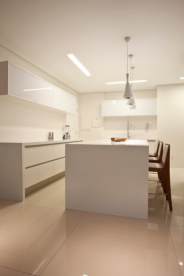 PENTHOUSE IN CENTRAL BRAZIL, STUDIO ANDRE LENZA STUDIO ANDRE LENZA مطبخ Bench tops