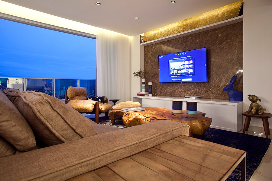 PENTHOUSE IN CENTRAL BRAZIL, STUDIO ANDRE LENZA STUDIO ANDRE LENZA ห้องนั่งเล่น โซฟาและเก้าอี้นวม