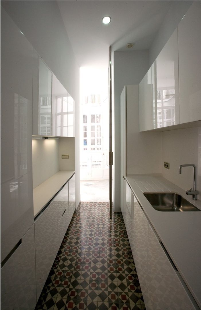 3 VIVIENDAS, CALLE SAN MIGUEL 18 (CÁDIZ), pxq arquitectos pxq arquitectos オリジナルデザインの キッチン