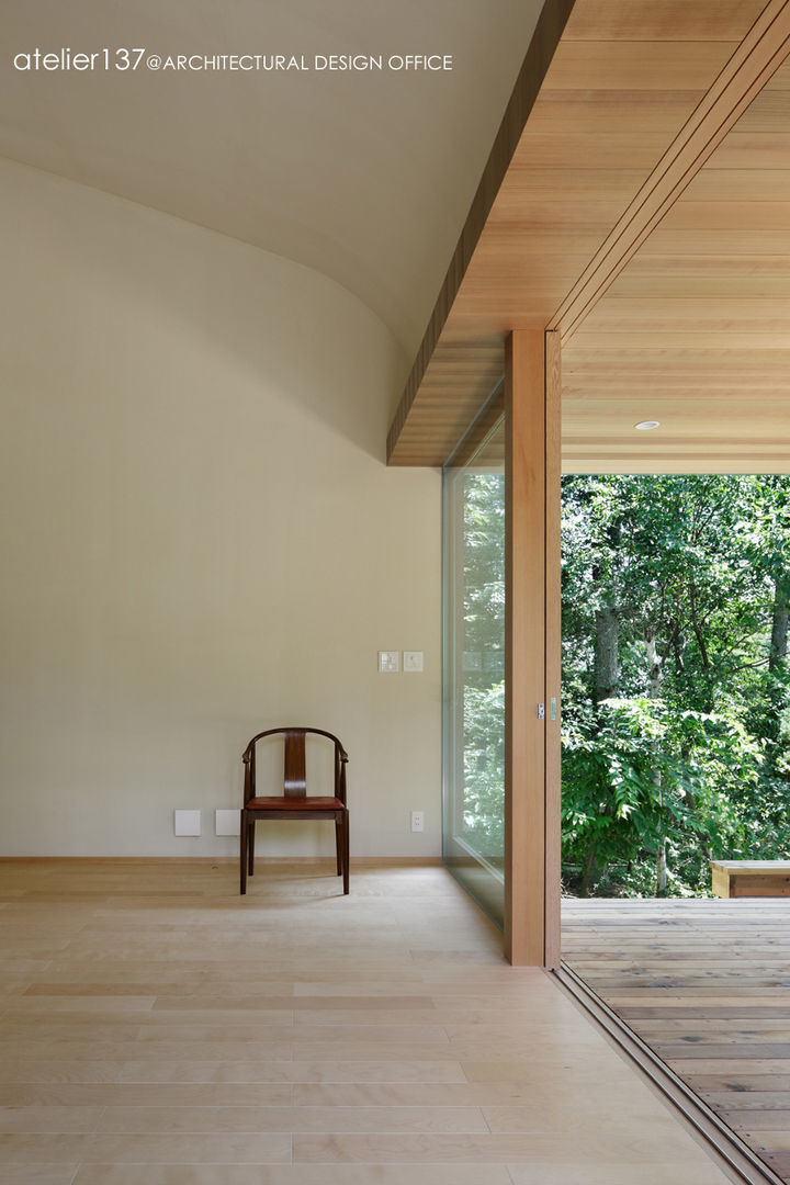 031軽井沢Tさんの家, atelier137 ARCHITECTURAL DESIGN OFFICE atelier137 ARCHITECTURAL DESIGN OFFICE غرفة المعيشة