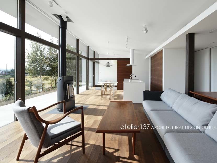 016小諸 I さんの家, atelier137 ARCHITECTURAL DESIGN OFFICE atelier137 ARCHITECTURAL DESIGN OFFICE ห้องนั่งเล่น ไม้ Wood effect