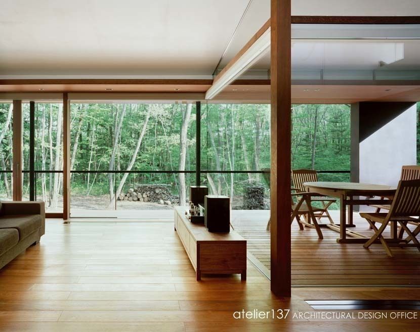 015軽井沢Tさんの家, atelier137 ARCHITECTURAL DESIGN OFFICE atelier137 ARCHITECTURAL DESIGN OFFICE ห้องนั่งเล่น ไม้ Wood effect