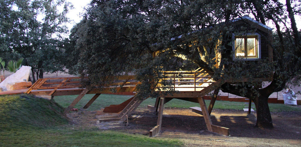 Casa en el árbol enraizada., Urbanarbolismo Urbanarbolismo Casas de estilo mediterráneo