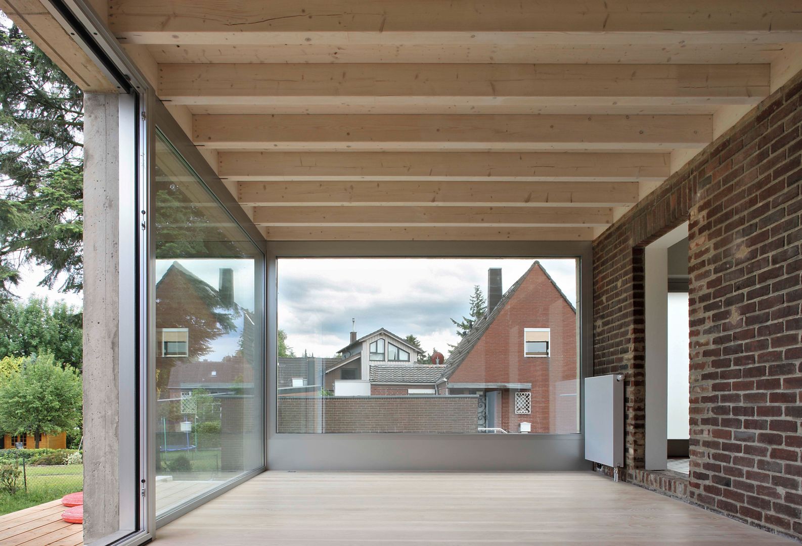 Wohnküche im großzügig verglasten 'Gartenzimmer': modern von AMUNT Architekten in Stuttgart und Aachen,Modern